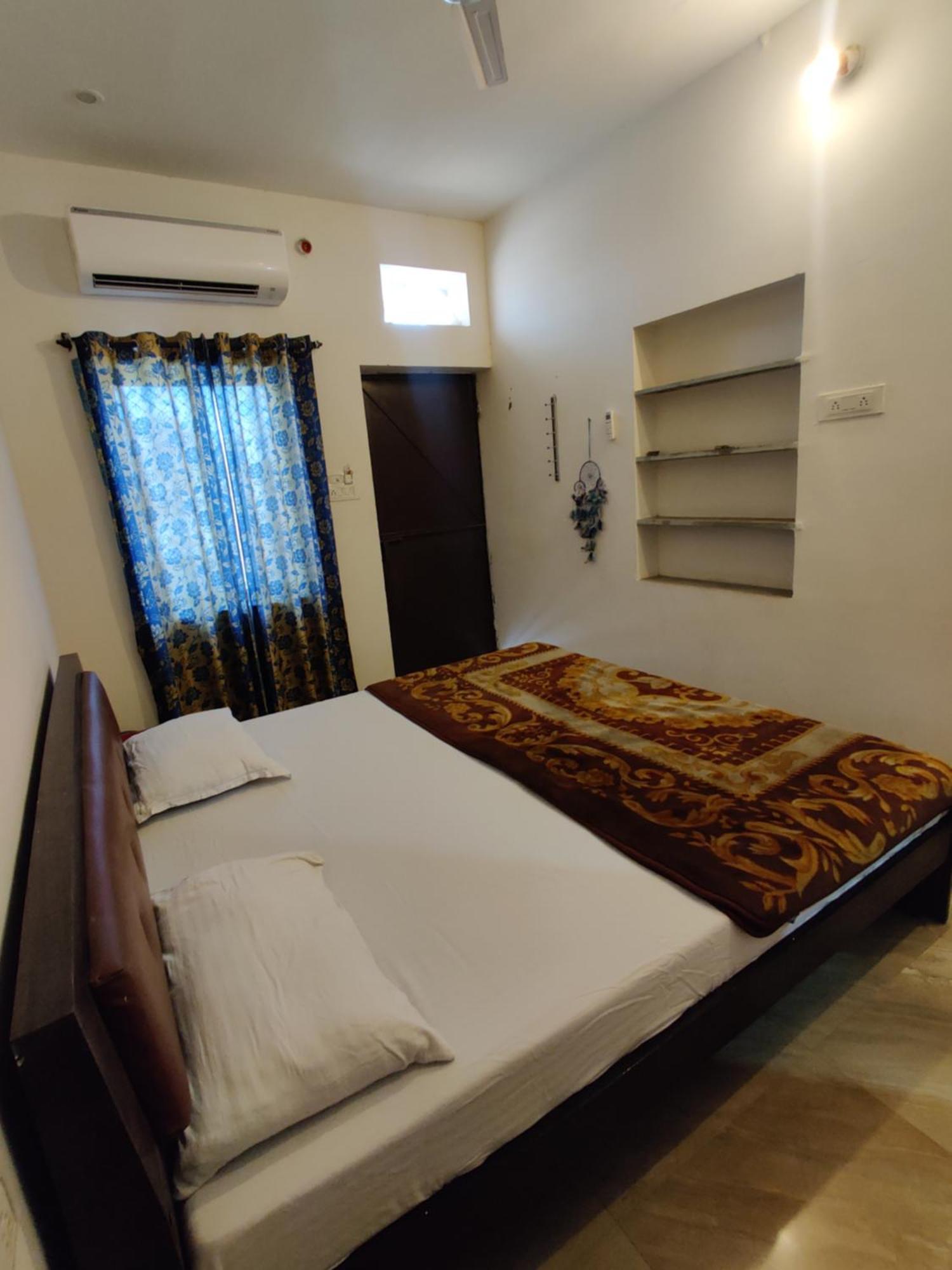 Varah Square Guest House Пушкар Екстериор снимка